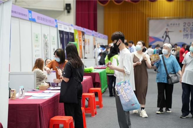 新竹市校园徵才博览会将于4月29日在中华大学压轴登场，此次共邀集90家绩优厂商参与徵才，提供超过3000个就业机会。（ 新竹市政府提供／陈育贤新竹传真）