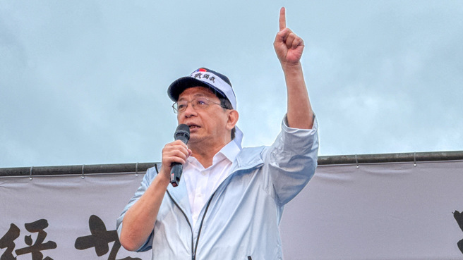 國民黨26日在凱道舉行 「反綠共、戰獨裁，凱道一起站出來！」活動，前台大校長管中閔上台講話。（姚志平攝）