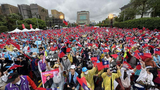 國民黨26日在凱道舉行 「反綠共、戰獨裁，凱道一起站出來！」活動，大批民眾參與。（姚志平攝）