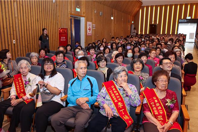 頭份市公所26日上午在中山堂舉行了「114年模範母親表揚大會」，表彰33位在家庭與社會中表現卓越的母親，其中最年長為100歲黃張勤妹女士，最年輕為61歲廖春桃女士。（苗栗縣政府提供／呂麗甄苗栗傳真）