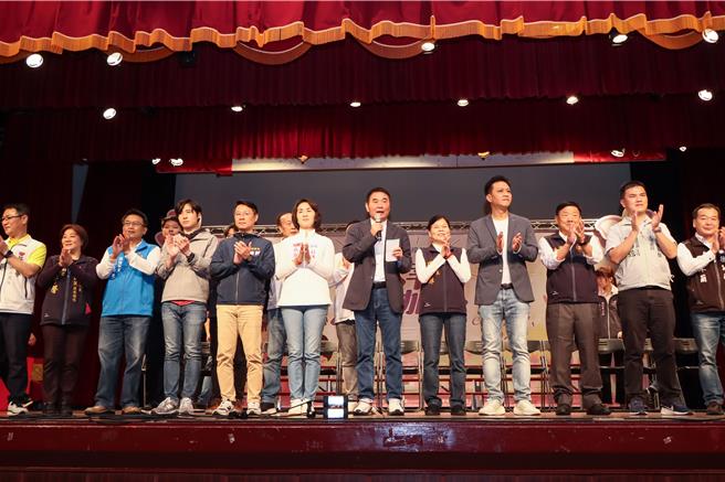 苗栗縣長鍾東錦（右六）恭喜得獎模範母親，表示她們家庭和樂、子孫賢孝，獲選為模範母親是榮耀。他鼓勵長輩保持積極態度面對人生各階段，並感謝公所的精心籌辦。（苗栗縣政府提供／呂麗甄苗栗傳真）