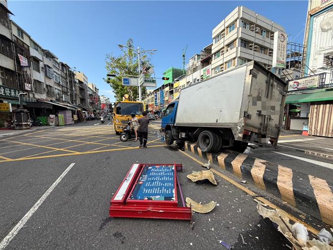 高雄前镇小货车衝上分隔岛，撞断夜市装置看板。（警方提供／纪爰高雄传真）