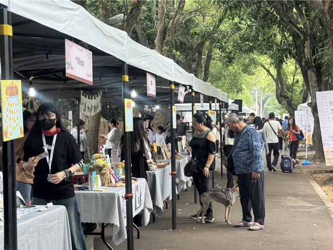 为支持青年创业，台中市劳工局今年规画12场「好样市集」，首场活动26日下午在光復新村登场。（潘虹恩摄）