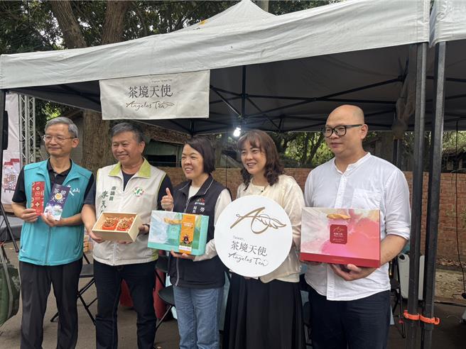 台中市劳工局今年规画12场「好样市集」，首场活动26日下午在光復新村登场，劳工局长林淑媛等人与业者合影。（潘虹恩摄）