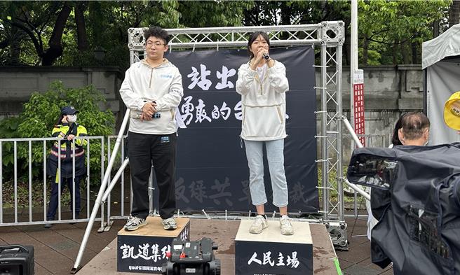 國民黨今（26日）下午在凱達格蘭大道舉行「反綠共、戰獨裁」426大遊行，控訴司法雙標、打壓在野黨。而在凱道前的主活動開始前，景福門旁也設立「人民主場肥皂箱」次舞台。（丁上程攝）