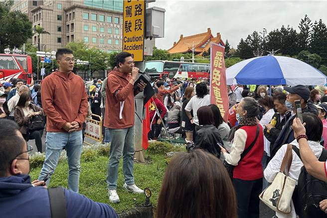 在中山北路與景福門交岔口附近，「地動刪瑤」、「憶事無成」罷免雙吳團體也設置攤位。召集人賴苡任等人也都高聲喊話支持者「快來連署」，現場連署狀況踴躍。（丁上程攝）