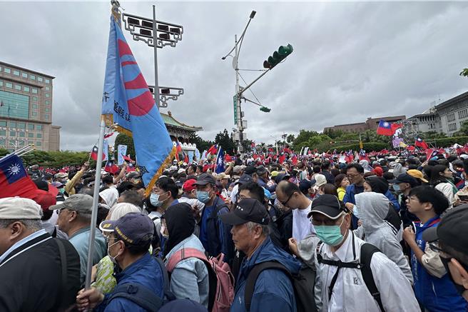 據現場觀察，年長者與年輕人的比例約莫8：2，相較於多數年長者都身著國旗、國民黨藍等衣物，部分身穿白衣、淺藍「民眾黨」色的配件。（丁上程攝）