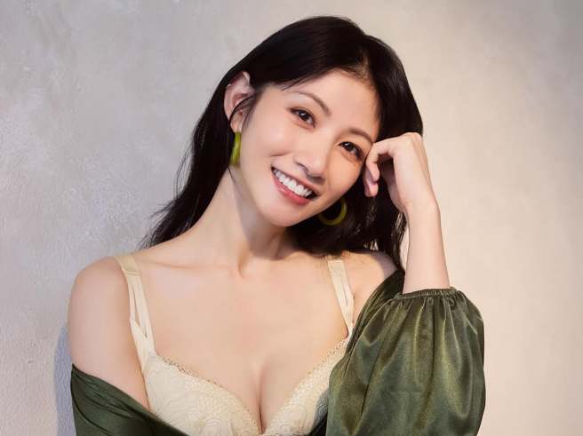 李千娜去年生下1子后成为三宝妈，产后恢復神速，大方展现好身材。（图／摄自IG@n_a_n_a_l_e_e）