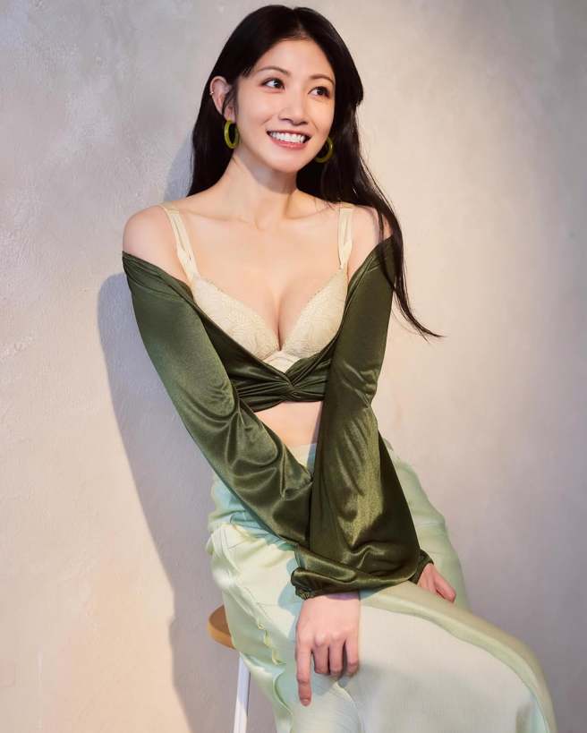 李千娜绝美内衣照曝光，让粉丝惊艷她的好身材。（图／摄自IG@n_a_n_a_l_e_e）