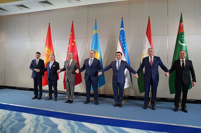 王毅：中方必要反制，既為自身正當權益，也為維護國際公平正義。圖為大陸與中亞外長舉行第六次會晤。（大陸外交部）