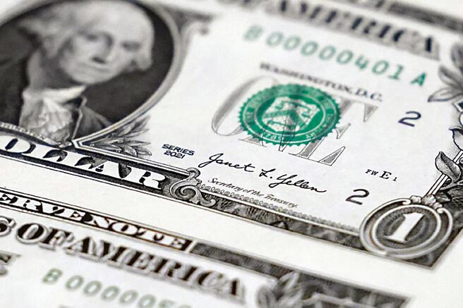 聯準會著名鴿派大將、理事華勒（Christopher Waller）24日受訪指出，川普關稅效應要到下半年才會顯現，暗示不急於行動，5月或6月降息的機率渺茫。圖／美聯社