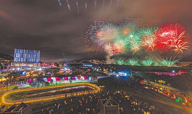 迎接新北市美术馆开馆，文化局自4月26日至6月1日止，于户外园区举办开馆系列活动，首周末将举行烟火秀，为美术馆开馆增添璀璨光彩。（新北市文化局提供／柯毓庭新北传真）