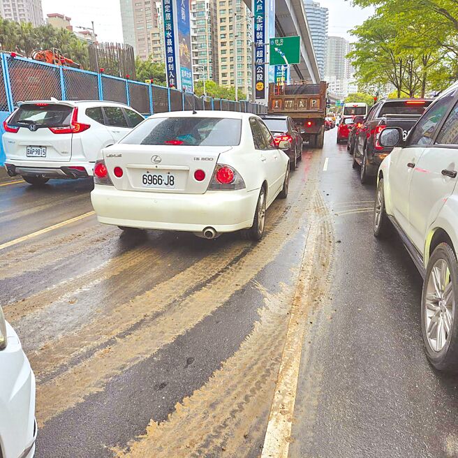 新北市淡北道路施工厂商车辆未清理，造成土石散落一地。（议员郑宇恩提供／张铠乙新北传真）