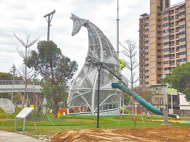 桃园市工务局25日工作报告，八德枫树脚公园斥资1亿余元完工，民代认为游戏亮点太少，希望多增加亲子设施。（赖佑维摄）