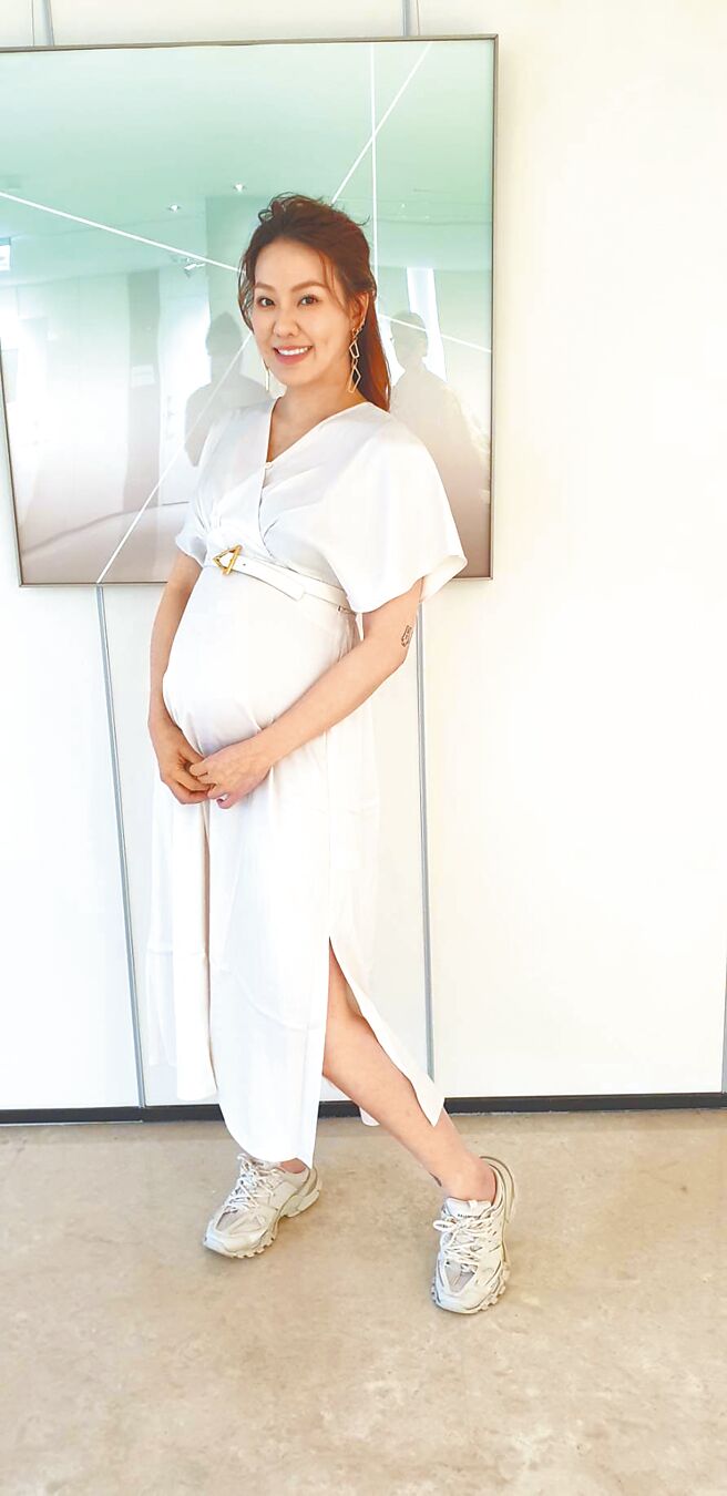 刘雨柔25日捧着6个月孕肚分享心情。（池宗玲摄）