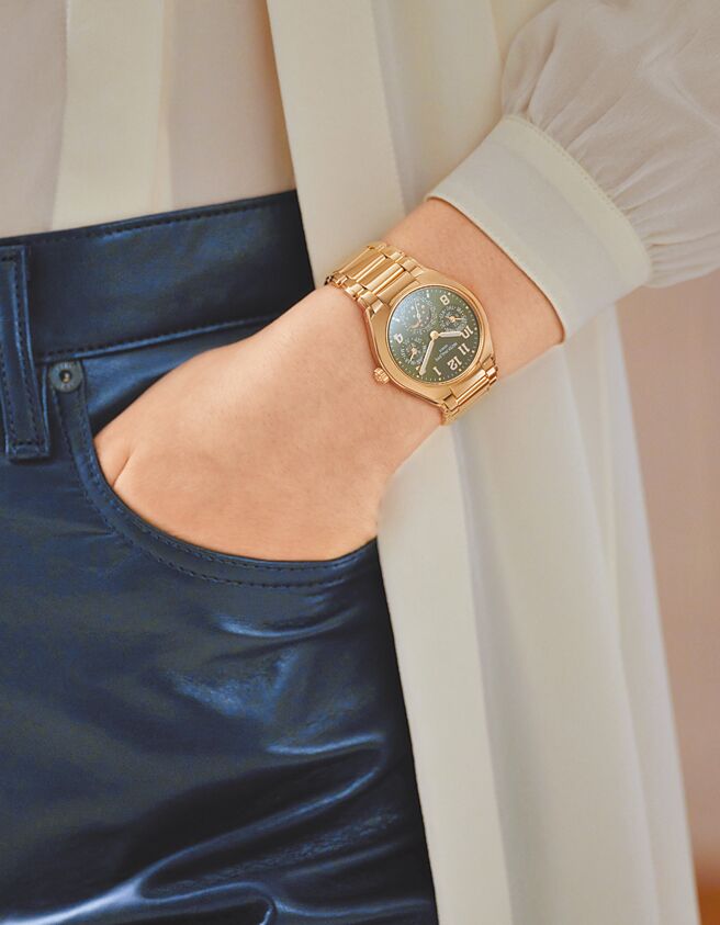 百达翡丽娇宠女性表迷，在Twenty～4腕表编号7340/1R-010腕表首度引入万年历高复杂功能。（Patek Philippe提供）