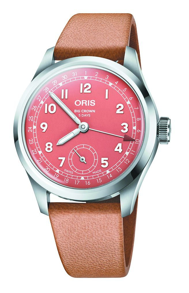 ORIS大表冠（Big Crown）指針式日曆腕表，暖杏色款，搭載Calibre 403自製機芯，12萬元。（ORIS提供）