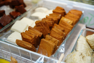 黃、白豆干怎麼挑 營養師曝真相：買錯恐致癌