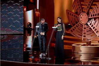 东西方女神梦幻同框！林志玲大讚安海瑟薇是「永远的甜心」