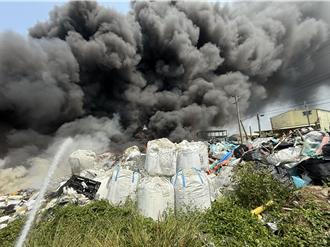 雲林土庫資源回收廠竄火 大量黑煙直竄天際