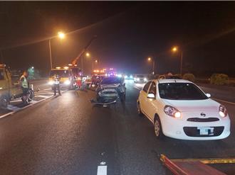 國1岡山段南向追撞車禍7人傷 女駕駛疑未注意車前狀路況