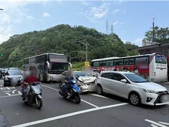 基市客運司機沒注意車前狀況 一口氣連撞3小車釀2人傷
