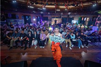 艾薇化身FragPunk電玩人物「妮巧」獻唱！被虧要有個「不掉牙的未來」