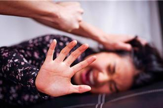 爭小孩控前妻婚內出軌！反遭踢爆多次家暴　法官採「前妻再婚」聲請駁回