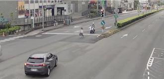 新莊中正路行人闖紅燈釀禍　女大生遭撞骨折送醫