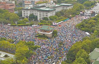 風雨中 25萬人上凱道戰獨裁