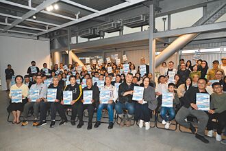 以原子筆描繪幸福島 曾雍寧個展羅東登場