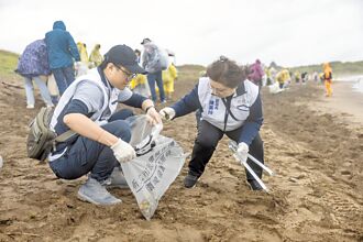 迎世界地球日 新北联合净滩