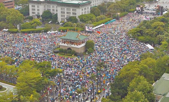 國民黨26日在凱道舉行「反綠共，戰獨裁」活動，國民黨北市議員游淑慧27日在臉書發文指，許多綠營支持者到她臉書留言開酸，質疑難道不相信司法；但她質疑檢調辦案不符比例原則，把自己搞成周星馳《威龍闖天關》電影的官員「這群都是什麼人？」「官吶～」。（本報資料照片）