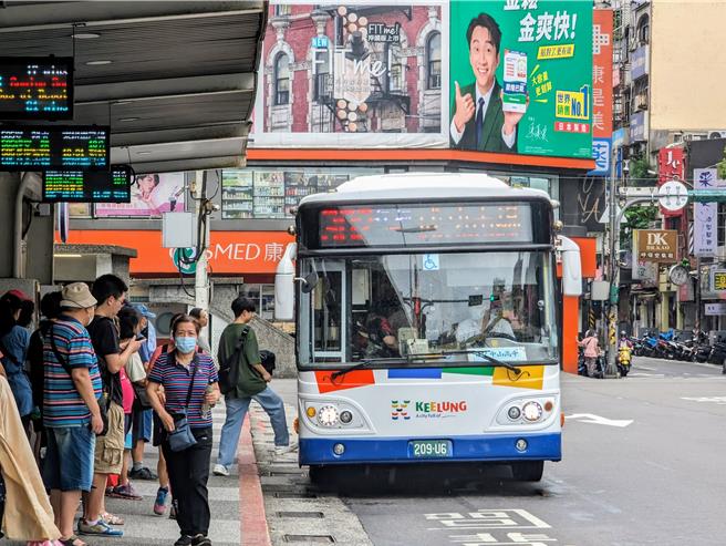 基隆市公车长年亏损，市府今年启动公车运价审议委员会，从根本上解决亏损的问题。（张志康摄）