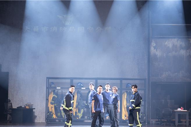 劇中「同安分隊」一同唱出無畏詩篇，呈現消防員的堅定勇氣。（故事工廠提供）