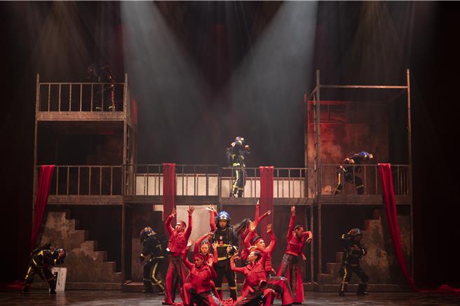 楊大正（中）最初因是「滅火器」主唱而受邀出演，演技與歌聲皆十分貼合角色。（故事工廠提供）