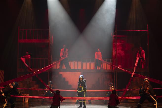 《火神的眼淚》音樂劇運用舞蹈與布料的線條描繪火網。（故事工廠提供）