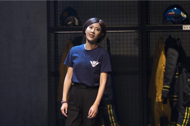 演歌雙棲才女方宥心，飾演堅毅並對抗性別框架的消防員徐子伶。（故事工廠提供）