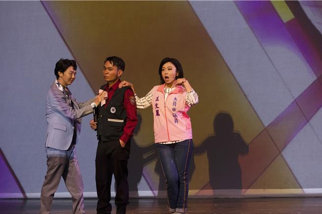 劇中富商找民代關說，使消防員背鍋的橋段，描繪生動。（故事工廠提供）