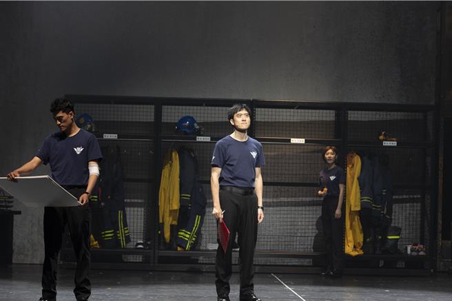 方宥心的老公、音樂劇型男王為（中）飾演邱小隊長，在家庭與職場間非常辛苦仍堅守初心。（故事工廠提供）