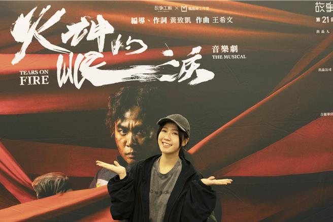 方志友在觀賞後坦言「哭到抽蓄」，深受劇情感動。（故事工廠提供）