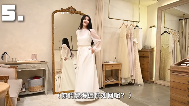 小嫻罕穿婚紗飄仙氣。（圖／YouTube 小嫻黃瑜嫻hsien_0309）