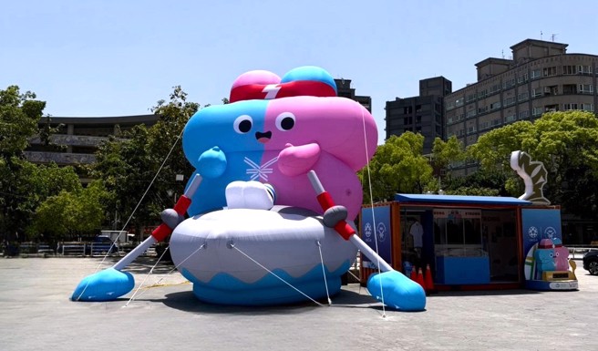 世壮运6公尺划船壮宝位在板桥体育场壮宝主题无人商店旁。（新北市体育局提供）