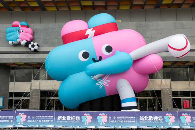 世壮运3只巨型壮宝降落板桥体育场。（新北市体育局提供）