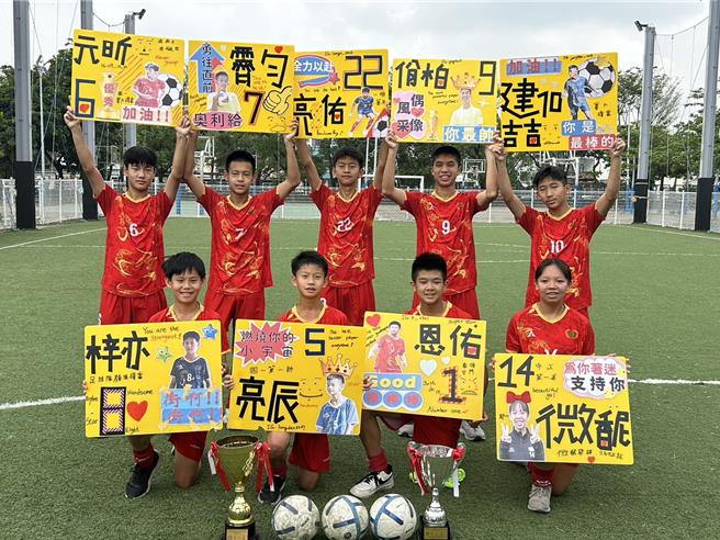 屏東縣中正國中足球隊雖是社團性質，但實力不輸體育班足球隊，今年在中等學校足球聯賽（5人制）拿下國男組亞軍。（謝佳潾攝）