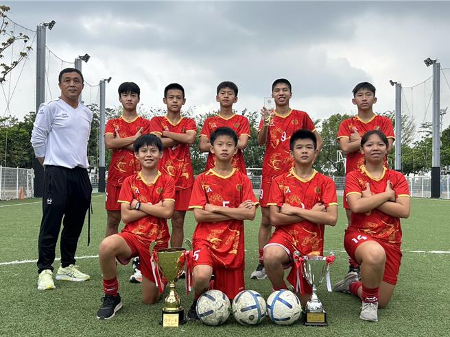 屏東縣中正國中足球隊雖是社團性質，但實力不輸體育班足球隊，今年在中等學校足球聯賽（5人制）拿下國男組亞軍。（謝佳潾攝）