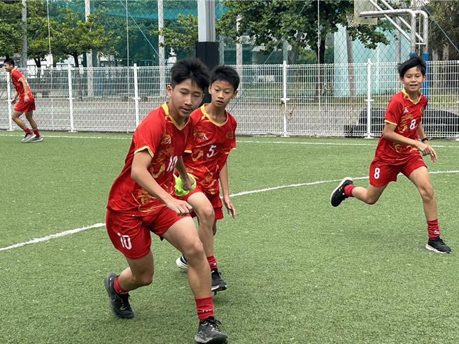 屏東縣中正國中足球隊雖是社團性質，但實力不輸體育班足球隊，今年在中等學校足球聯賽（5人制）拿下國男組亞軍。（謝佳潾攝）