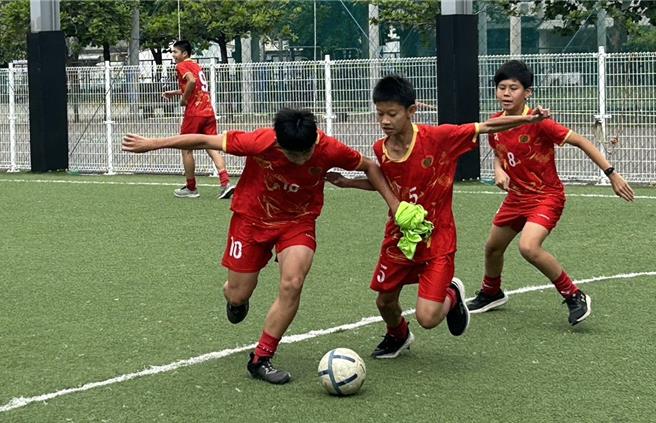 屏東縣中正國中足球隊雖是社團性質，但實力不輸體育班足球隊，今年在中等學校足球聯賽（5人制）拿下國男組亞軍。（謝佳潾攝）