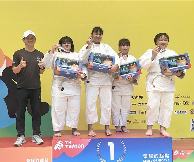 桃源國中校長陳世明（左一）在全中運會場，親自頒獎給雅薇・伊斯坦大（左三），現場贏得熱烈掌聲。（校方提供／紀爰高雄傳真）