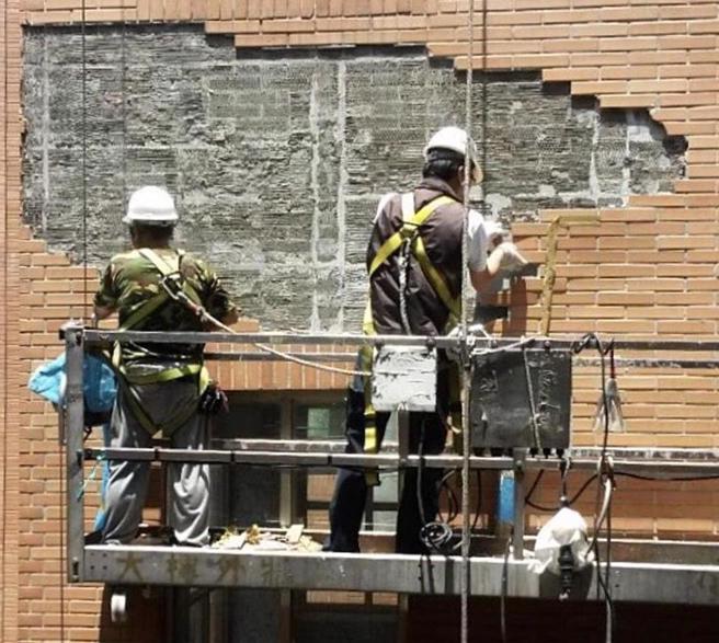 外墙磁砖剥落事件频传，北市都发局公告要求较高风险的建筑物，须于2026年底前完成建物外墙安全诊断检查及申报，但议员检视发现，目前仅2成建筑完成申报，且按目前申报速度，恐须16年才能全数申报完成。（示意图，本报资料照片）